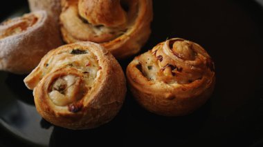 Siyah tabakta puf böreğinden tavuklar.