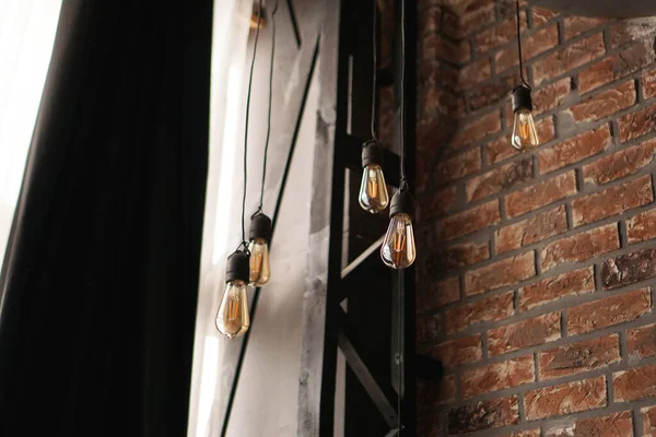 Ampoules décoratives de tungstène de style Edison antique contre le mur de briques — Photo