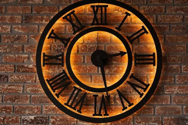 Cerrar viejo reloj de pared vintage sobre el fondo de la pared de ladrillo grunge — Foto de Stock