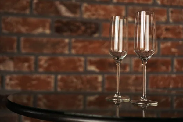 Δύο ποτήρια σε ένα θολό φόντο από έναν τοίχο από τούβλα. Ρομαντικό βράδυ, ημερομηνία — Φωτογραφία Αρχείου