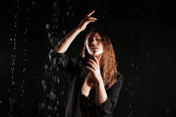 雨の落下の下で黒いジャケットの濡れた美しい女性 — ストック写真