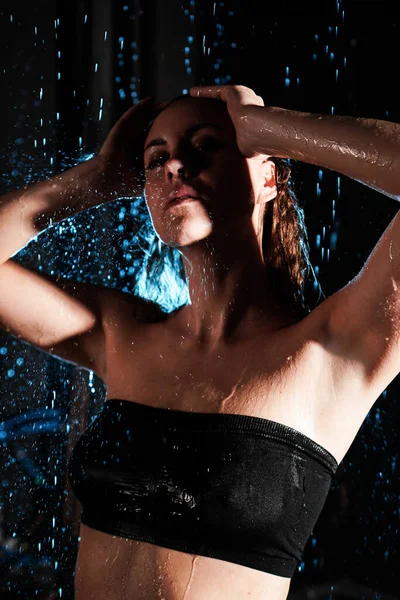Nasse schöne Frau unter den fallenden Regentropfen — Stockfoto