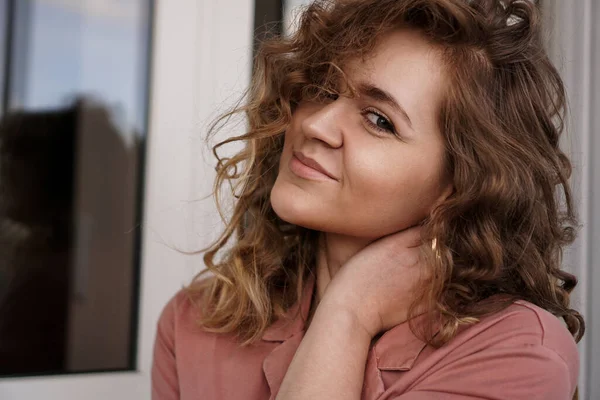 Retrato de una mujer muy feliz —  Fotos de Stock