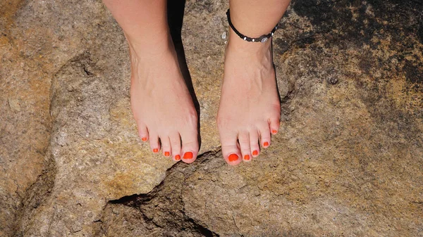 Kvinnliga fötter på stranden - kopiera utrymme. Sommarsemester koncept — Stockfoto