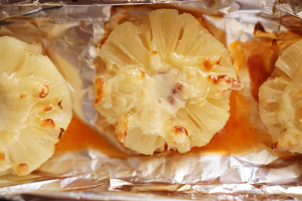 Kipfilet met ananas. Kip koken met ananas op folie — Stockfoto