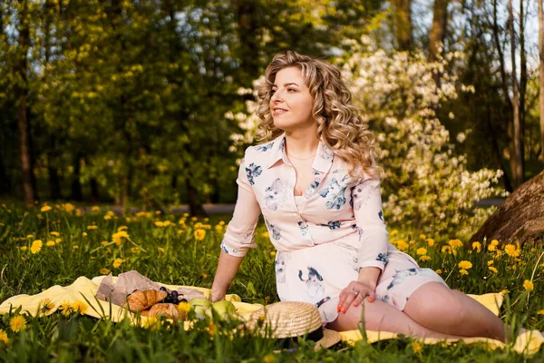 stock image Beautiful woman, weekend out for a walk in a picnic park in the summer garden