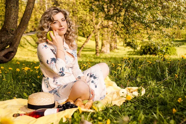 Güzel bir kadın, haftasonu yaz bahçesindeki piknik parkında yürüyüşe çıkıyor. — Stok fotoğraf