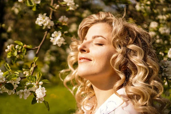 Romantica giovane donna nel giardino primaverile tra i fiori di melo . — Foto Stock