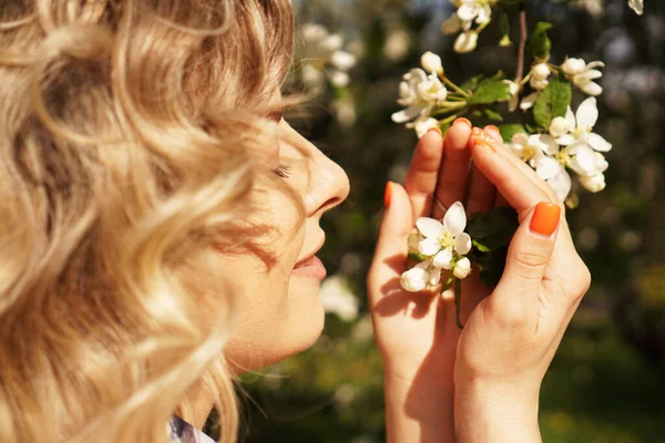 Primo piano del viso femminile, donna che annusa fiori bianchi che sbocciano melo — Foto Stock