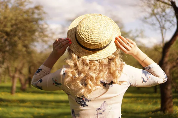 Rapariga de chapéu de palha. Vista traseira. Moda verão casual ou roupa de primavera — Fotografia de Stock