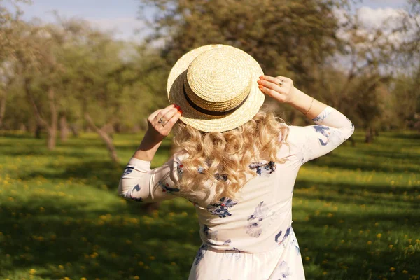 Ragazza con un cappello di paglia. Vista posteriore. Abito estivo o primaverile casual alla moda — Foto Stock