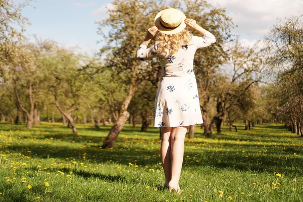 Hasır şapkalı kız. Arkadan bak. Modayı takip eden yaz ya da bahar kıyafeti — Stok fotoğraf