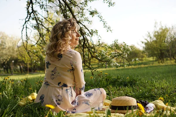 Piękna kobieta, weekend na spacer w parku piknikowym w ogrodzie letnim — Zdjęcie stockowe