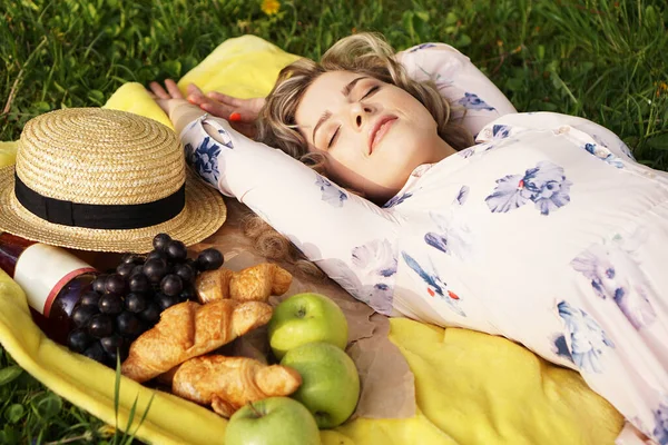 Ragazza sdraiata sul plaid. Un picnic. Luce naturale — Foto Stock