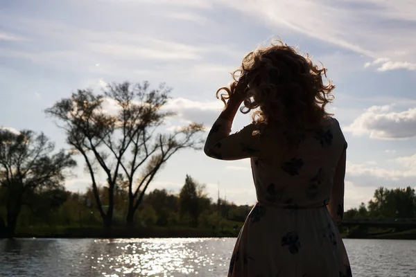 Retrato de mujer de perfil que descansa sobre la naturaleza cerca del río —  Fotos de Stock