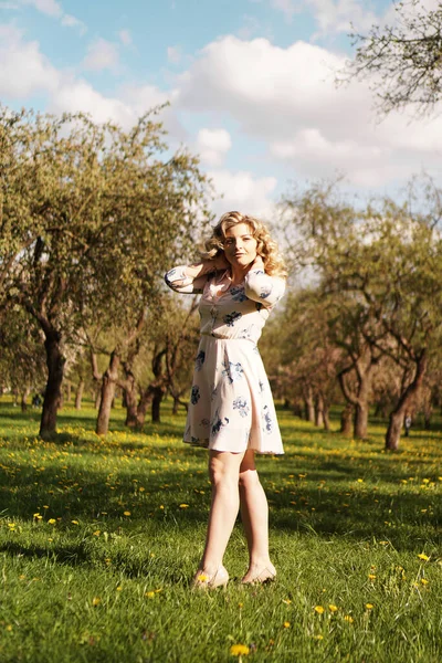 Piękna młoda dziewczyna w parku na wiosnę. Portret w pełnym rozmiarze. pionowe — Zdjęcie stockowe