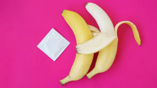 Презервативы и два банана вместе, концепция противозачаточных средств и профилактика — стоковое фото