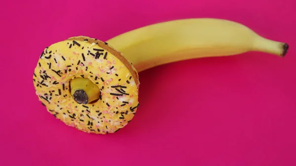 Söt munk och banan på rosa färg bakgrund. Erotiskt begrepp — Stockfoto