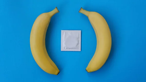 Preservativos e duas bananas juntos, conceito de contraceptivos e prevenção — Fotografia de Stock