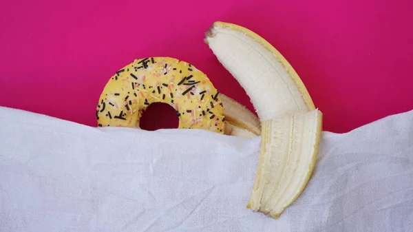 Söt munk och banan på rosa färg bakgrund. Erotiskt begrepp — Stockfoto