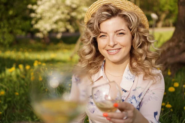 Женщины звонят в стаканы с вкусным вином на светлом фоне — стоковое фото