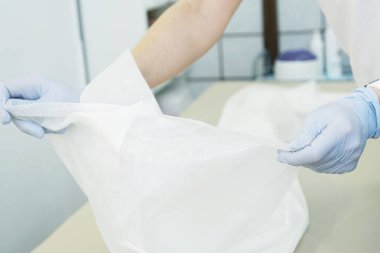 Usta bir güzellik salonunda iş yeri hazırlıyor.