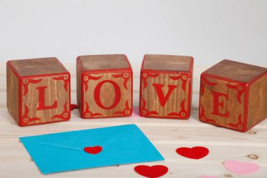 Aşk yazmak parlak tahta arka plan üzerine ahşap alfabe blok. Sevgi genel kavram ya da Sevgililer günü