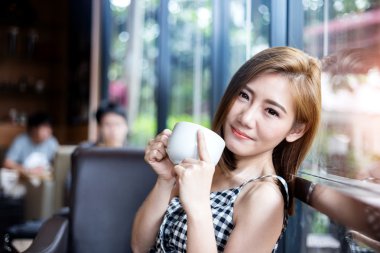 Sabahları kahve içen kadın. 