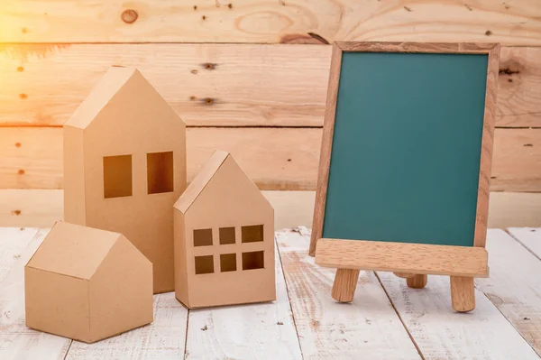 Häuslich geformtes Papier über Holztisch geschnitten — Stockfoto