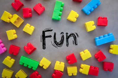 Word ile plastik model gri arka plan üzerinde eğlenceli