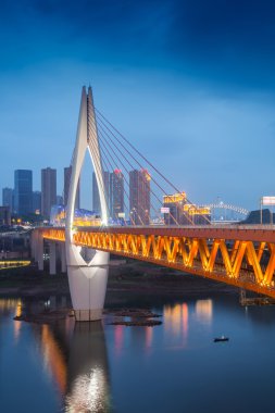 Landmark Chongqing Köprüsü Çin cityscape akşam zaman
