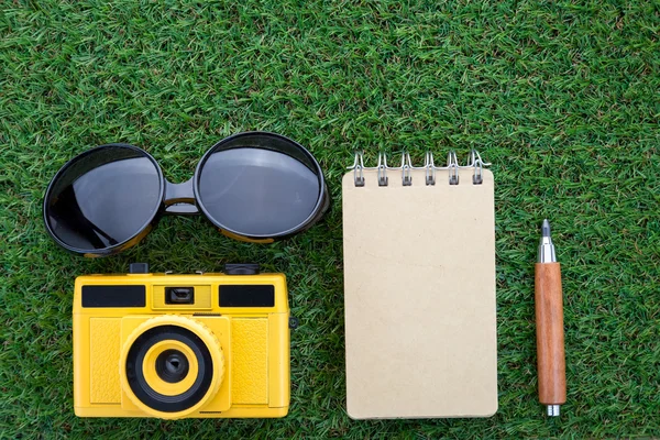 Resa koncept med sol glasögon anteckningsboken kamera och vass penna — Stockfoto