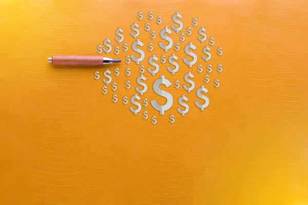 Карандаш с символом доллара и копировальным пространством на желтом фоне — стоковое фото