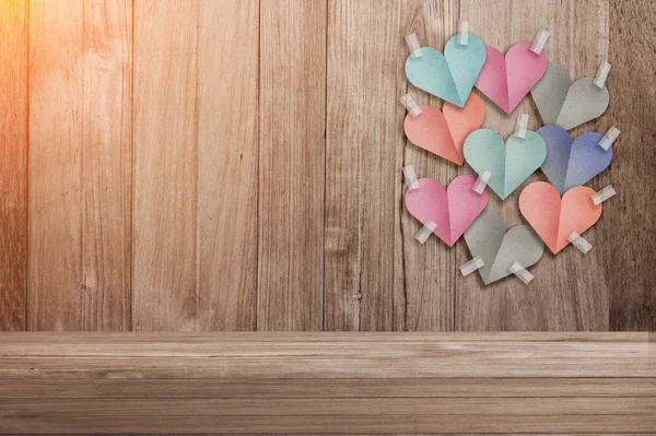 Красочная бумага в форме сердца вырезать палку на старом деревянном фоне — стоковое фото