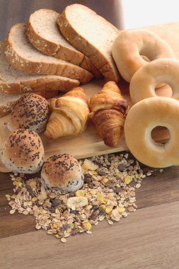 Ekmek ve buğday tahıl kesme tahtası üzerinde karışımı 