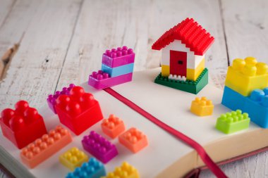 plastik tuğla blok ev modeli ile