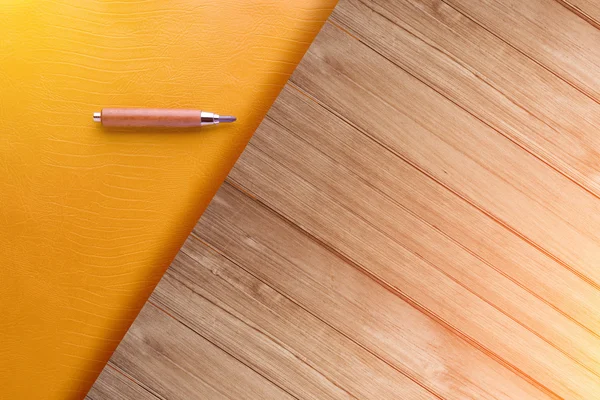Crayon en bois avec vieille planche de bois et espace de copie — Photo