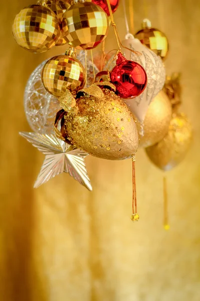 Cadeau de Noël doré et décoration — Photo