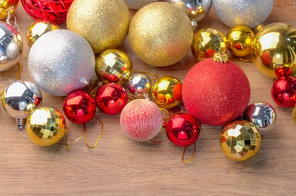 Palle di Natale dorate e rosse su legno — Foto Stock