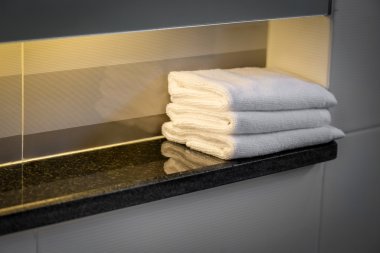 Bir raf temiz beyaz havlu