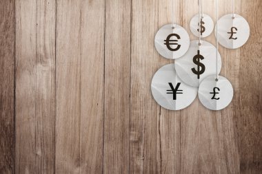 para birimi simgesini ahşap arka plan üzerinde