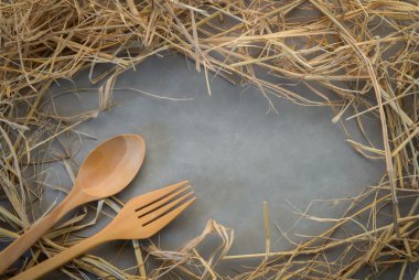 tahta kaşık ve çatal ile saman yapılan grunge çerçeve