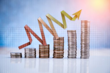 beyaz zemin üzerinde paralar yığını 