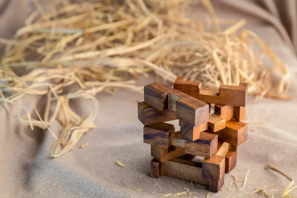 Pièce en bois dans un puzzle bloc carré — Photo