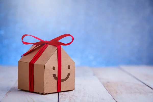 Kırmızı papyonlu mevcut ev kağıt kutusu