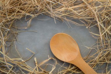 tahta kaşık ve çatal ile saman yapılan grunge çerçeve