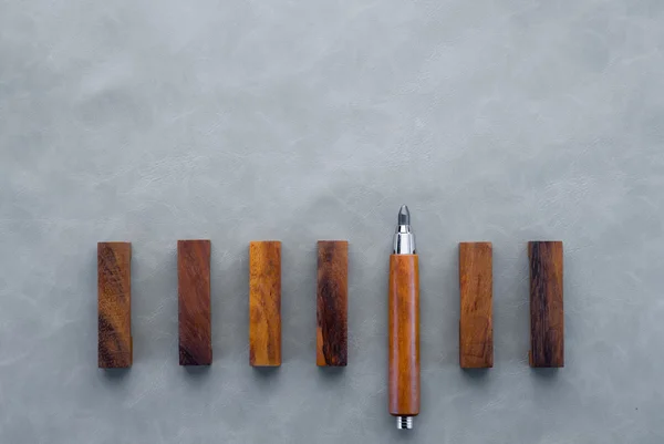 Le crayon en bois avec un différent comme symbol.jpg — Photo