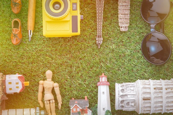 Souvenir alrededor del mundo en vista de campo de hierba desde arriba — Foto de Stock