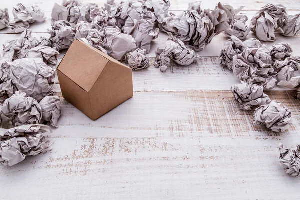 Modelo de edificio de casa de papel con bolas de papel de basura — Foto de Stock