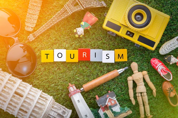 Concetto di turismo con souvenir in tutto il mondo su erba verde — Foto Stock